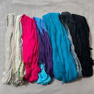 Assortment of 17 scarfs with holder